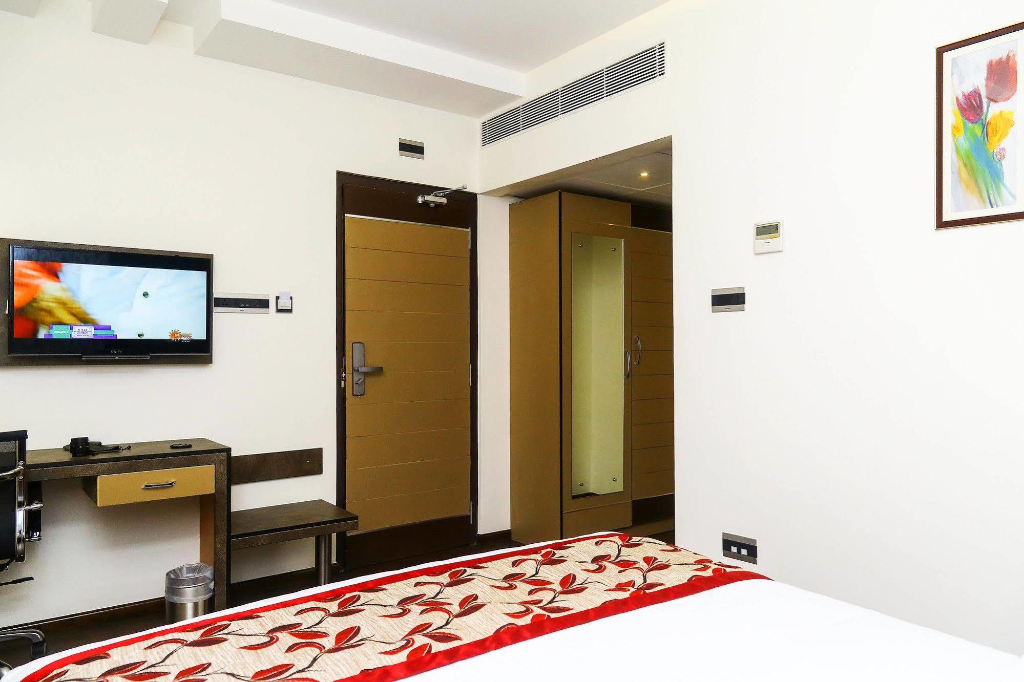 The Spin Hotel Chennai Exterior photo